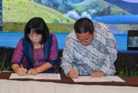 Wali Kota Pematangsiantar Wesly Silalahi, S.H., M.Kn.,menandatangani Nota Kesepahaman (MoU) tentang Penyediaan, Pemanfaatan, dan Pengembangan Data serta Informasi Statistik untuk mendukung pembangunan daerah di Sumut pada acara Konsultasi Regional (Konreg) Produk Domestik Regional Bruto (PDRB) dan Indikator Sosial Ekonomi (ISE) 2025 se-Sumatera di Hotel Santika Premiere Dyandra, Medan, Jumat (17/10/2025).