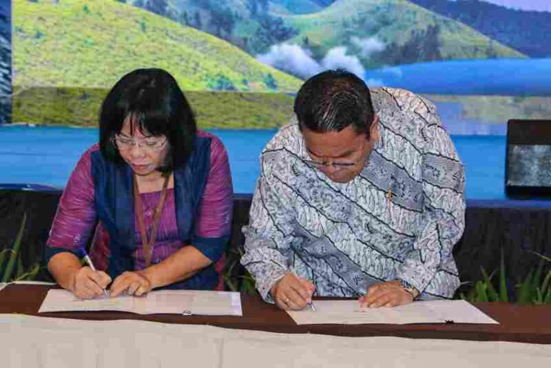 Wali Kota Pematangsiantar Wesly Silalahi, S.H., M.Kn.,menandatangani Nota Kesepahaman (MoU) tentang Penyediaan, Pemanfaatan, dan Pengembangan Data serta Informasi Statistik untuk mendukung pembangunan daerah di Sumut pada acara Konsultasi Regional (Konreg) Produk Domestik Regional Bruto (PDRB) dan Indikator Sosial Ekonomi (ISE) 2025 se-Sumatera di Hotel Santika Premiere Dyandra, Medan, Jumat (17/10/2025).