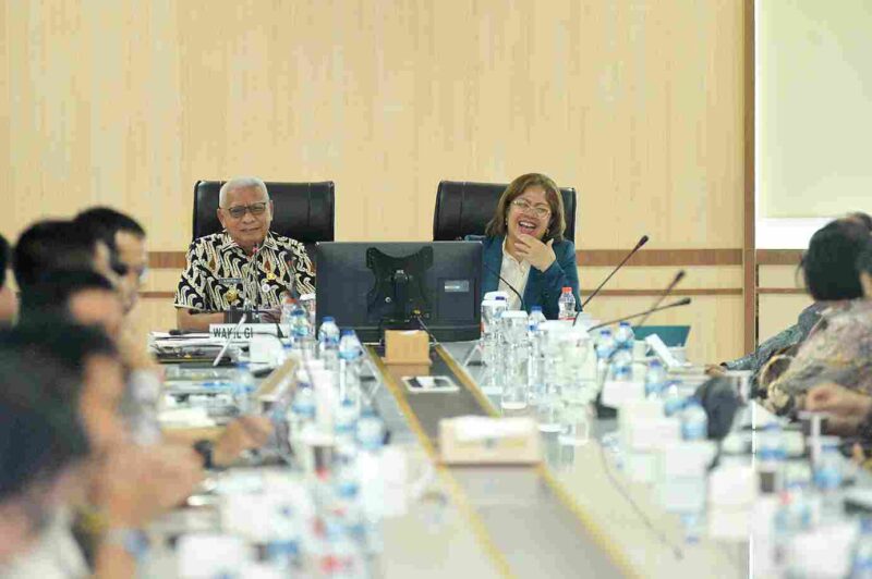 Wakil Gubernur Sumatera Utara (Sumut) Surya membuka secara resmi Focus Group Discussion (FGD) antara Pemerintah Provinsi Sumut dan Dewan Perwakilan Daerah (DPD) RI mengenai optimalisasi fungsi Kantor Daerah dalam mendukung kinerja Anggota dan Lembaga DPD RI di Ruang Rapat I Lantai 2 Kantor Gubernur Sumut Kota Medan/ Kamis (30/10/2025).