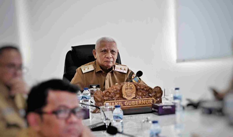 Wakil Gubernur Sumatera Utara (Sumut) Surya mengikuti zoom meeting Rapat Pengendalian Inflasi Tahun 2025 bersama Menteri Dalam Negeri Tito Karnavian dan Menteri Koperasi Ferry Juliantono terkait Koperasi Desa/Kelurahan Merah Putih, dari Ruang Kerja Wakil Gubernur Lantai 9, Kantor Gubernur Sumut Jalan Diponegoro Nomor 30 Medan, Senin (27/10/2025).