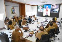 Wakil Gubernur Sumatera Utara (Sumut) Surya mengikuti zoom meeting Rapat Pengendalian Inflasi Tahun 2025 bersama Menteri Dalam Negeri Tito Karnavian dan Menteri Koperasi Ferry Juliantono terkait Koperasi Desa/Kelurahan Merah Putih, dari Ruang Kerja Wakil Gubernur Lantai 9, Kantor Gubernur Sumut Jalan Diponegoro Nomor 30 Medan, Senin (27/10/2025).