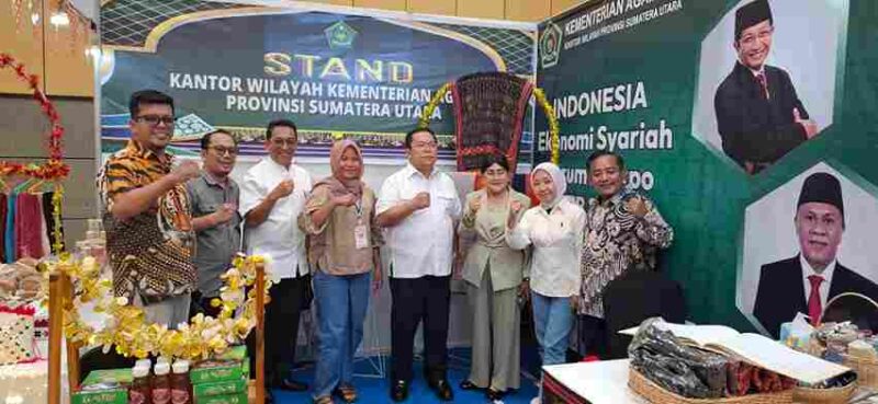 Wali Kota Pematangsiantar Wesly Silalahi, S.H., M.Kn. bersama Ketua TP PKK Ny. Liswati Wesly Silalahi menghadiri pembukaan Indonesia Ekonomi Syariah (IES) 2025 – Forum & Expo di Islamic Center, Kota Mataram, Nusa Tenggara Barat, Kamis (23/10/2025).