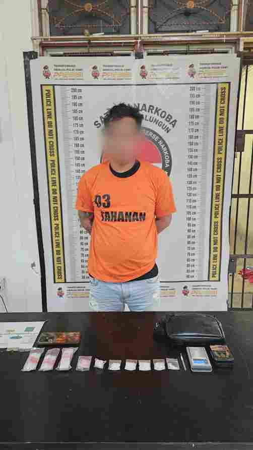 Yunus Pandiangan (30), seorang pengedar sabu, dalam operasi penggerebekan di lokalisasi Bukit Maraja, Rabu (1/10/2025) sekitar pukul 07.30 WIB.