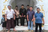 Dua cicit Teuku Chik Ben Guci mendampingi Sultan Tuanku Raja Sayed Permadai Alhaq dari Panga dalam kunjungan ke Situs Kerajaan Rumah Besi (Rumoh Beuso) di Kabupaten Aceh Timur, Jumat (24/10/2025).
