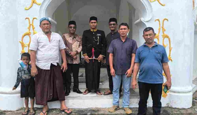 Dua cicit Teuku Chik Ben Guci mendampingi Sultan Tuanku Raja Sayed Permadai Alhaq dari Panga dalam kunjungan ke Situs Kerajaan Rumah Besi (Rumoh Beuso) di Kabupaten Aceh Timur, Jumat (24/10/2025).