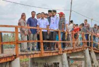 Bupati Al-Farlaky saat meninjau jembatan di Gampong Seneubok Aceh, Rabu (1/10/2025).