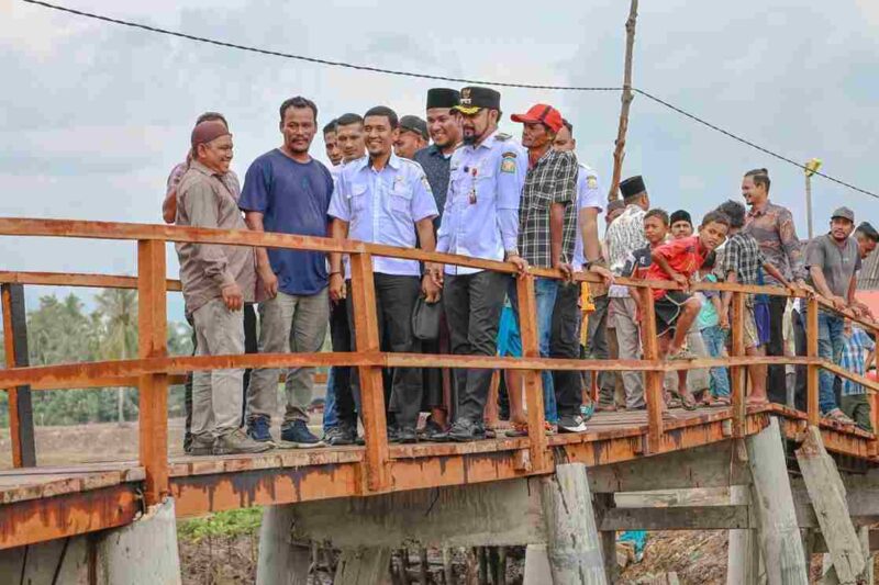 Bupati Al-Farlaky saat meninjau jembatan di Gampong Seneubok Aceh, Rabu (1/10/2025).