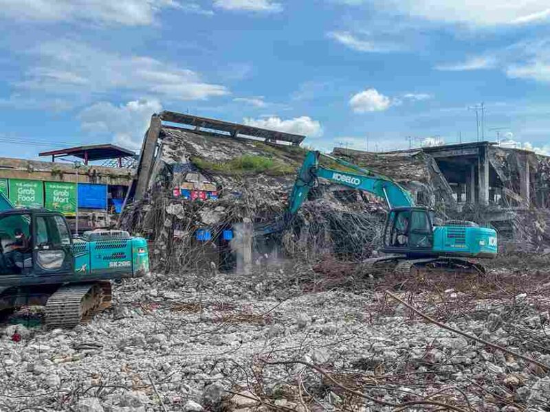 Perobohan Gedung IV Pasar Horas dilakukan setelah kebakaran hebat yang melanda pada September tahun lalu.