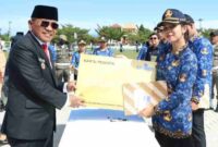 Bupati Simalungun, Dr. H. Anton Achmad Saragih, secara resmi menyerahkan Surat Keputusan (SK) pengangkatan kepada 920 Pegawai Pemerintah dengan Perjanjian Kerja (PPPK) formasi tahun 2024 di lingkungan Pemerintah Kabupaten (Pemkab) Simalungun, berlangsung di lapangan Kantor Bupati Simalungun, Pamatang Raya, Sumatera Utara, Selasa, (28/10/2025).