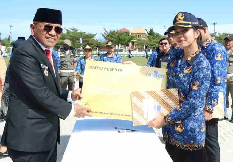Bupati Simalungun, Dr. H. Anton Achmad Saragih, secara resmi menyerahkan Surat Keputusan (SK) pengangkatan kepada 920 Pegawai Pemerintah dengan Perjanjian Kerja (PPPK) formasi tahun 2024 di lingkungan Pemerintah Kabupaten (Pemkab) Simalungun, berlangsung di lapangan Kantor Bupati Simalungun, Pamatang Raya, Sumatera Utara, Selasa, (28/10/2025).