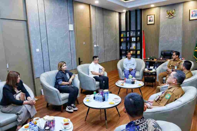  Wali Kota Medan Rico Waas ketika menerima audiensi DPC MHKI Sumut di rumah Dinas Wali Kota, jalan Sudirman, Senin (6/10/25). 