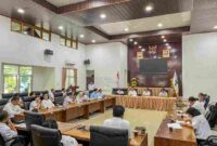 Wali Kota Pematangsiantar Wesly Silalahi SH MKn diwakili Sekretaris Daerah (Sekda) Junaedi Antonius Sitanggang SSTP MSi memimpin dan menggelar rapat koordinasi bersama Badan Gizi Nasional (BGN) Kota Pematangsiantar, di Ruang Data Pemko Pematangsiantar, Jalan Merdeka, Rabu (08/10/2025).