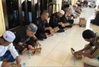 brimob Poldasu saat makan bersama. 