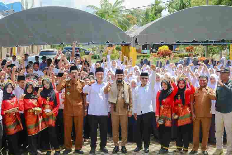 Bupati Aceh Timur Iskandar Usman Al-Farlaky, S.H.I., M.Si. secara resmi meluncurkan Dapur Makan Bergizi Gratis (MBG) di Gampong Blang, Kecamatan Simpang Ulim, Senin (27/10).