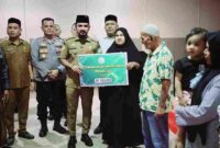 Bupati Aceh Timur, Iskandar Usman Al-Farlaky, S.H.I., M.Si., menyalurkan secara simbolis dana Zakat, Infak, dan Sedekah (ZIS) yang dikelola Baitul Mal Kabupaten Aceh Timur, Senin (20/10/2025) di Aula Graha Bunda, Idi.