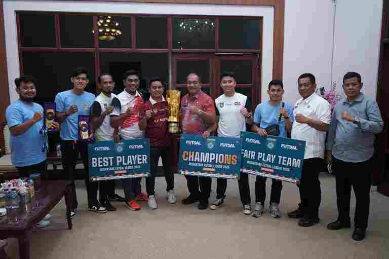 Bupati Asahan, Taufik Zainal Abidin, S.Sos., M.Si., menerima langsung manajemen, pelatih, dan pembina AFC di ruang kerjanya.