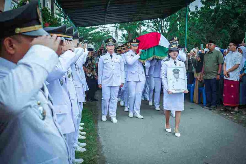 Duka menyelimuti prosesi pemberangkatan jenazah Camat Medan Amplas, Putera Ramadan Situmeang, S.STP., M.A.P., yang wafat pada Kamis (23/10/2025) pukul 02.30 WIB di Rumah Sakit Universitas Sumatera Utara (USU).