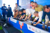 Wali Kota Medan Rico Tri Putra Bayu Waas saat menghadiri Grand Launching Program Keberlanjutan CSR Tumbuh Bersama dan penandatanganan nota kesepahaman antara Pemko Medan dengan PT Belawan New Container Terminal (BNCT) di Terminal A, Jalan Gabion, Kecamatan Medan Belawan, Rabu (22/10/2025).