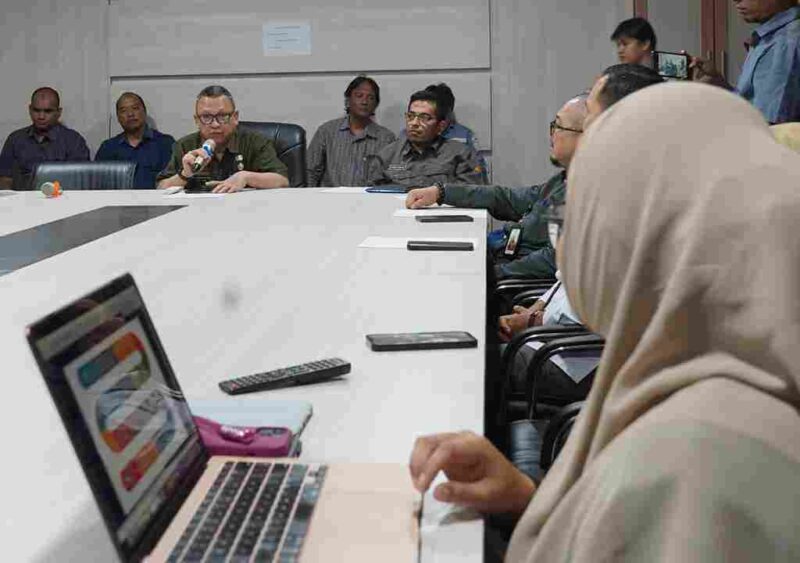 Pertemuan review pelaksanaan roadshow data sektoral dan persiapan kegiatan Leadership Penandatanganan Pakta Integritas, Selasa (21/10/2025) di Kantor Wali Kota Medan.