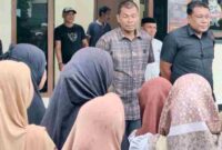 Kasat Reskrim Polres Nagan Raya, Iptu Azhar, SE didampingi Kapolsek Kuala, Iptu Zulkahar, SH., saat menerima aspirasi warga. 