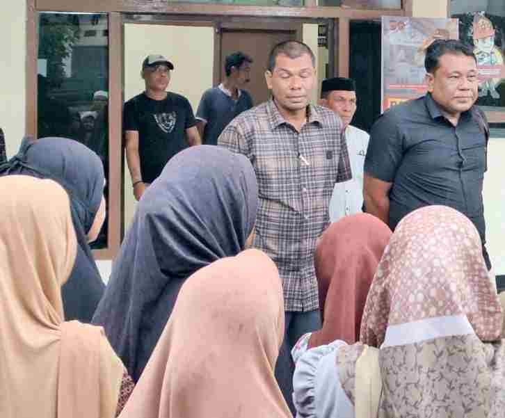 Kasat Reskrim Polres Nagan Raya, Iptu Azhar, SE didampingi Kapolsek Kuala, Iptu Zulkahar, SH., saat menerima aspirasi warga. 