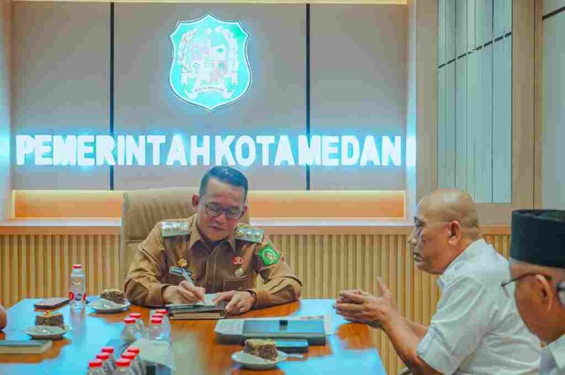 Wakil Wali Kota Medan, H. Zakiyuddin Harahap, saat menerima audiensi pengurus Tani Merdeka Indonesia Medan di Balai Kota Medan, Senin (20/10/2025).