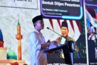Wakil Presiden Gibran Rakabuming Raka menghadiri Silaturahmi Nasional (Silatnas) Alumni Buntet Pesantren di Lapangan Madrasah Aliyah Nahdlatul Ulama (MANU) Putra Buntet Pesantren, Kabupaten Cirebon, Kamis (23/10/2025).