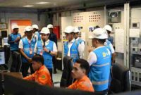 Wakil Presiden (Wapres) Gibran Rakabuming meninjau Barge Mounted Power Plant (BMPP) Nusantara 1 Ambon berkapasitas 60 megawatt di Desa Waai, Kabupaten Maluku Tengah, Selasa (14/10/2025).