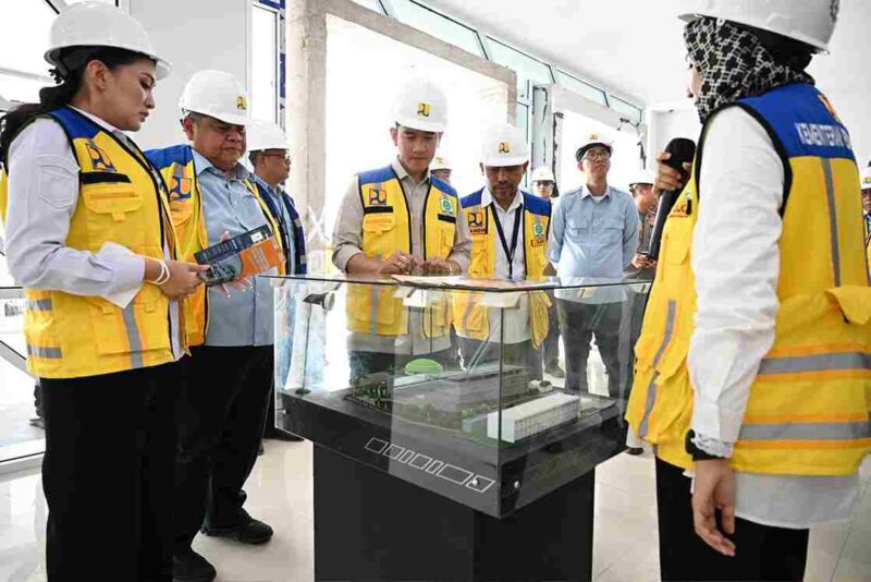 Wakil Presiden (Wapres) Gibran Rakabuming didampingi Gubernur Maluku Sherly Tjoanda meninjau pembangunan Gedung Kantor Perwakilan Badan Pengawasan Keuangan dan Pembangunan (BPKP) Provinsi Maluku Utara di Sofifi, Kamis (16/10/2025).