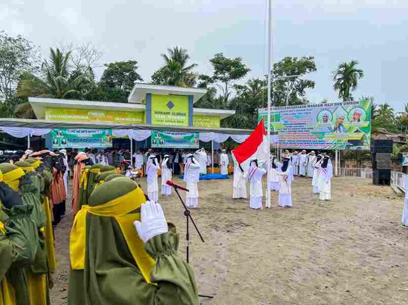 Wakil Wali Kota Herlina menjadi inspektur upacara Peringatan Hari Santri Nasional ke XI Tahun 2025, di  Pondok Pesantren (Ponpes) Mahabbaturrosul SAW, di Kelurahan Simarimbun Kecamatan Siantar Marimbun, Rabu (22/10/2025)