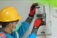 Ilustrasi petugas PLN sedang tambah daya meter. 