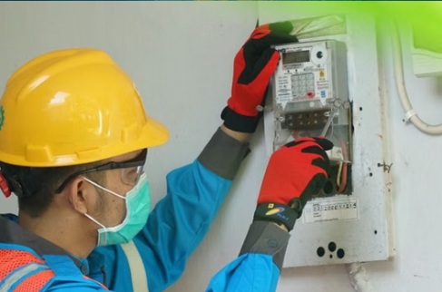 Ilustrasi petugas PLN sedang tambah daya meter. 