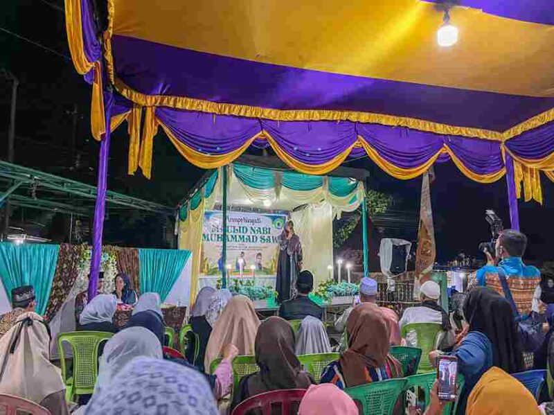 Wakil Wali Kota Pematangsiantar Herlina  menghadiri acara Maulid Nabi Muhammad SAW 1447 H/2025 M, di Masjid Al Falah, Jalan Rakutta Sembiring Lorong 20 Kecamatan Siantar Martoba, Sabtu (04/10/2025) malam
