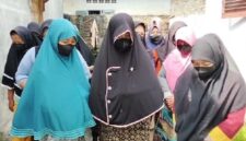 para ibu-ibu perwiritan di Asahan yang grebek lokasi game ketangkasan yang berbau judi.