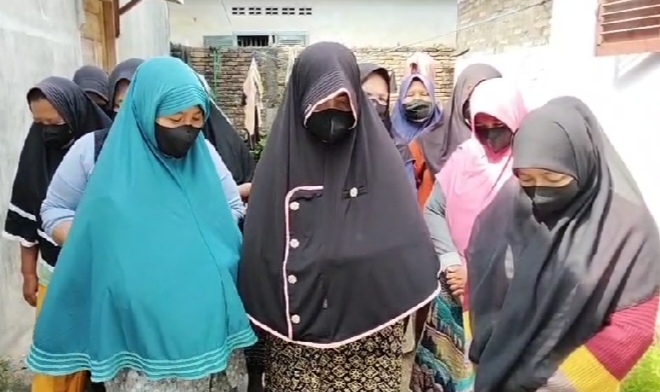 para ibu-ibu perwiritan di Asahan yang grebek lokasi game ketangkasan yang berbau judi.