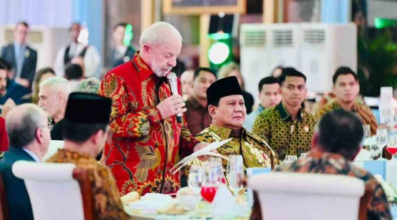 Presiden Republik Indonesia Prabowo Subianto menjamu tamu negara Presiden Republik Federasi Brasil Luiz Inácio Lula da Silva dan Ibu Negara Rosangela (Janja) Lula da Silva dalam sebuah santap malam kenegaraan di halaman Istana Kepresidenan Jakarta, pada Kamis, 23 Oktober 2025. 