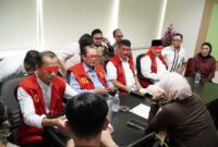 Ke empat orang tersangka yang diserahkan oleh Kejati Sumsel. Kamis, (02/10/2025)