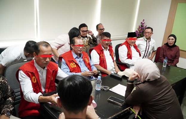 Ke empat orang tersangka yang diserahkan oleh Kejati Sumsel. Kamis, (02/10/2025)