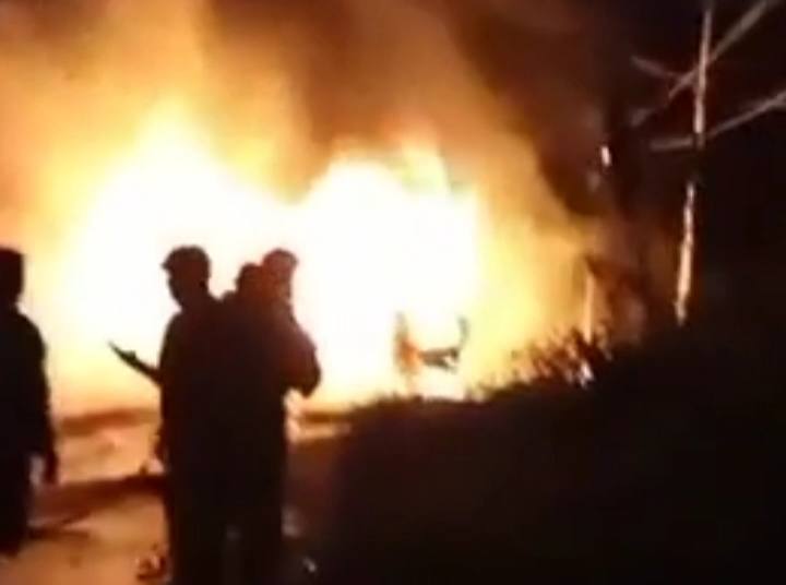 Suasana dilokasi terjadinya kebakaran mobil box yang membawa BBM jenis Solar. Minggu (26/10)