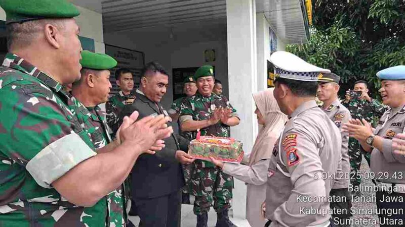 Kapolsek Tanah Jawa saat menyerahkan kue tart dalam rangka Ulang Tahun TNI ke 80 Tahun 2025, diterma oleh Danramil 10/Tanah Jawa. Senin (5/10/2025)