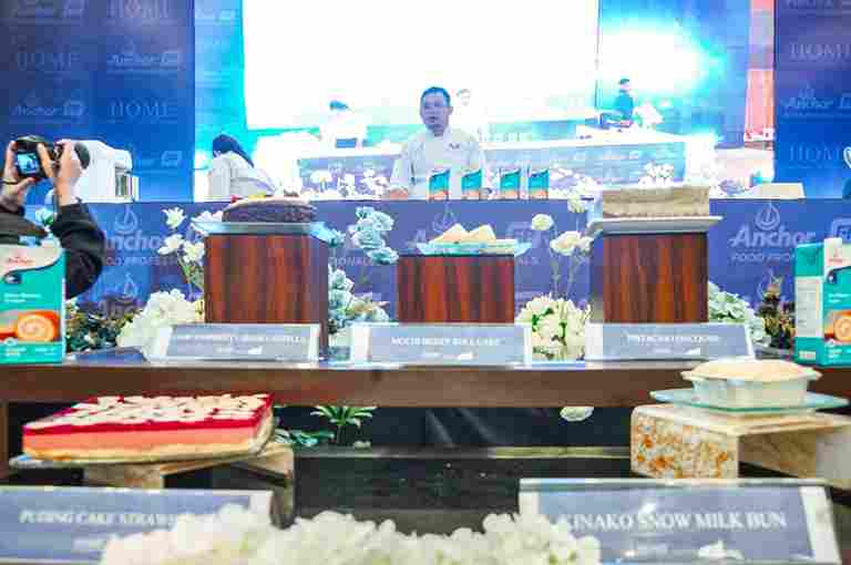 Kegiatan Program Orang Tua Angkat (OTA) bagi UMKM pangan olahan. Acara tersebut berkolaborasi dengan BPOM dan dibuka bersamaan dengan Grand Baking Demo bersama Anchor Food Professionals bertema “Elevate Your Excellence”, di Hotel Santika Premiere Dyandra Medan, Sabtu (25/10).