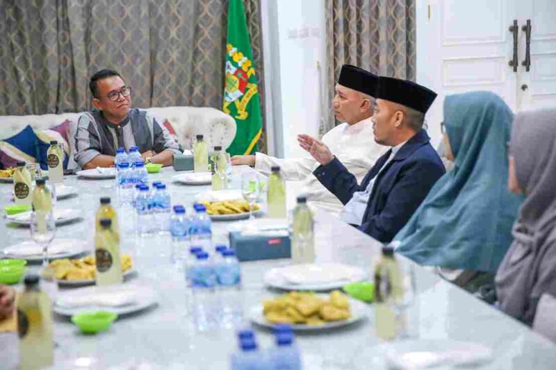 Wakil Wali Kota Medan, H. Zakiyuddin Harahap, menerima kunjungan silaturahmi dari Presiden Universitas dan Pondok Pesantren (Ponpes) Darunnajah, Prof. Dr. K.H. Sofyan Manaf Mukhayyar, M.Si., beserta rombongan. Pertemuan yang berlangsung di kediaman Zakiyuddin,  Sabtu (18/10/2025) 