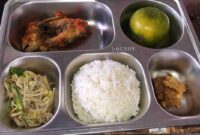 pada Rabu (8/10/2025) para siswa-siswi menerima menu MBG, dengan sayur toge yang sudah basi.