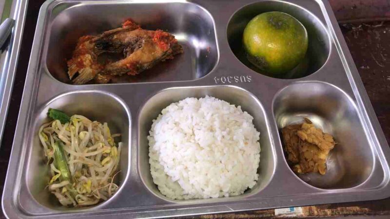 pada Rabu (8/10/2025) para siswa-siswi menerima menu MBG, dengan sayur toge yang sudah basi.