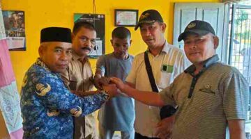 Kepala SMP Dua Julok, Nurdin, dan wartawan, akhirnya menemukan titik terang pada Selasa (28/10/2025). Perdamaian terjadi di ruang tamu SMP Dua Julok dan difasilitasi oleh Kasi Bidang Pendidikan PSMP, Anuar SE.