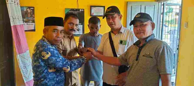 Kepala SMP Dua Julok, Nurdin, dan wartawan, akhirnya menemukan titik terang pada Selasa (28/10/2025). Perdamaian terjadi di ruang tamu SMP Dua Julok dan difasilitasi oleh Kasi Bidang Pendidikan PSMP, Anuar SE.