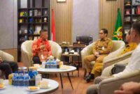  Wali Kota Medan, Rico Tri Putra Bayu Waas saat menerima audiensi dari Panitia Perayaan Natal Punguan Raja Sitanggang Dohot Boruna (Purasitabor) Provinsi Sumut, di Rumah Dinas Wali Kota Medan, Senin (27/10/2025).