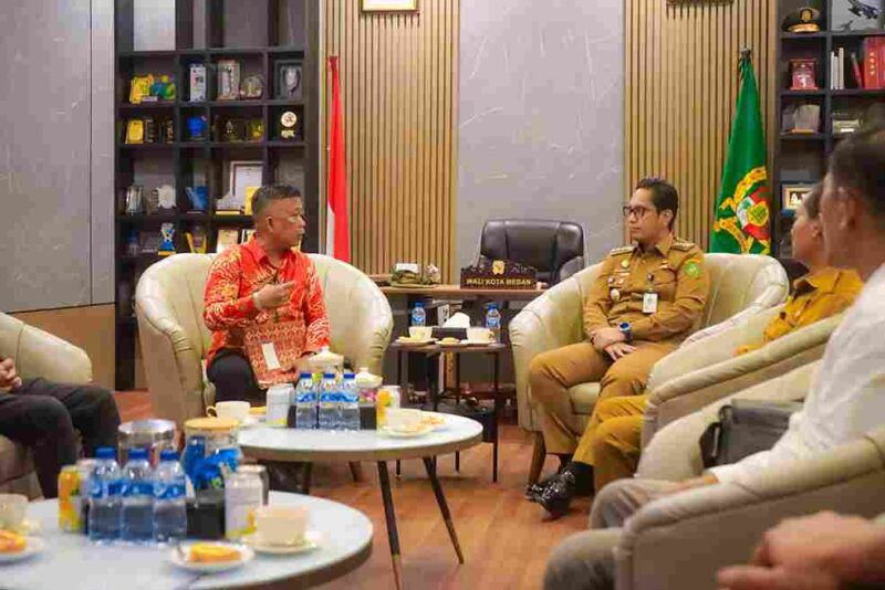  Wali Kota Medan, Rico Tri Putra Bayu Waas saat menerima audiensi dari Panitia Perayaan Natal Punguan Raja Sitanggang Dohot Boruna (Purasitabor) Provinsi Sumut, di Rumah Dinas Wali Kota Medan, Senin (27/10/2025).