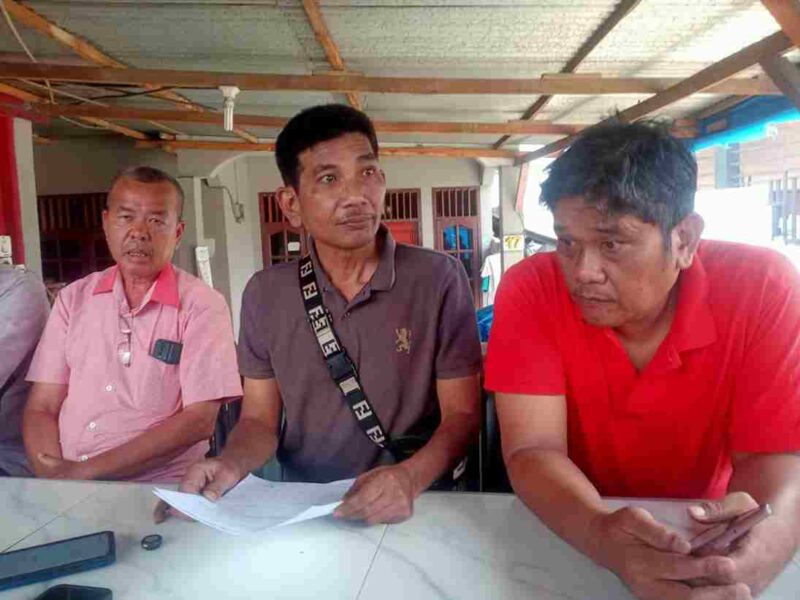 Pengurus PAC yang hadir konsolidasi di salah satu warung kopi.