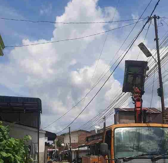 Kendaraan Dinas yang melaksanakan pergantian lampu jalan yang telah Padam. (Foto : Amatir)